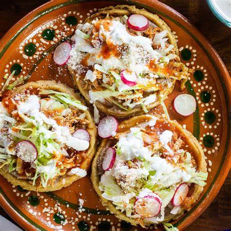 Sopes de chicharron prensado