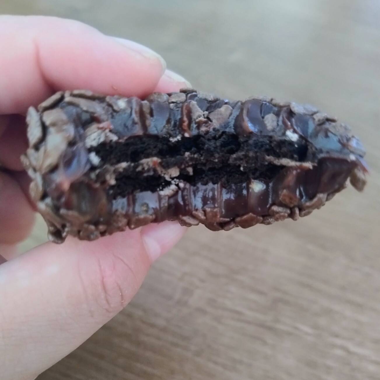 Brigadeiro de cacau , recheado com Oreo Black , finalizado com granulado Gourmet