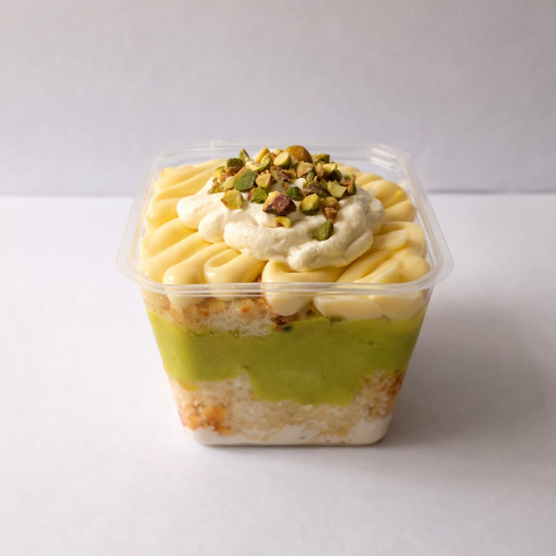 massa amanteigada de baunilha, mousse de ninho, creme de pistache, creme de ninho, pistache torrado