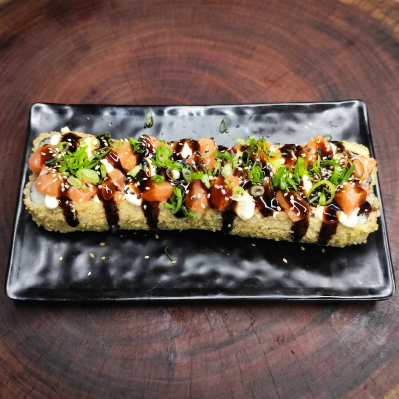 Big Hot Crocante! Uma generosa porção de sushi empanado e frito à perfeição, com uma casquinha super crocante por fora e um recheio suculento por dentro. Feito com arroz temperado, nori, salmão grelhado, cream cheese cremoso e um toque especial de cebolinha.