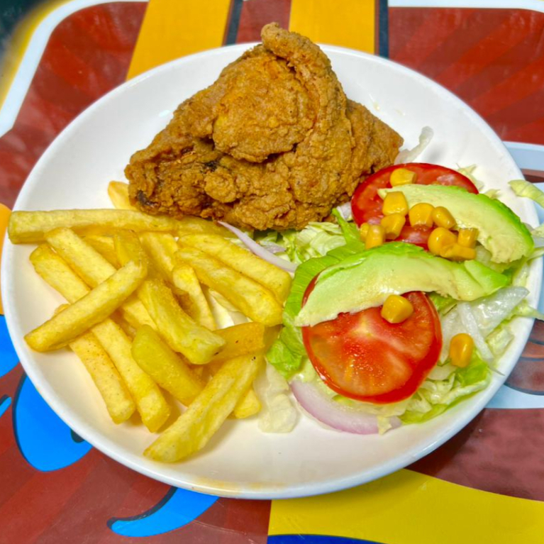 broaster jj con ensalada aguacate y papas