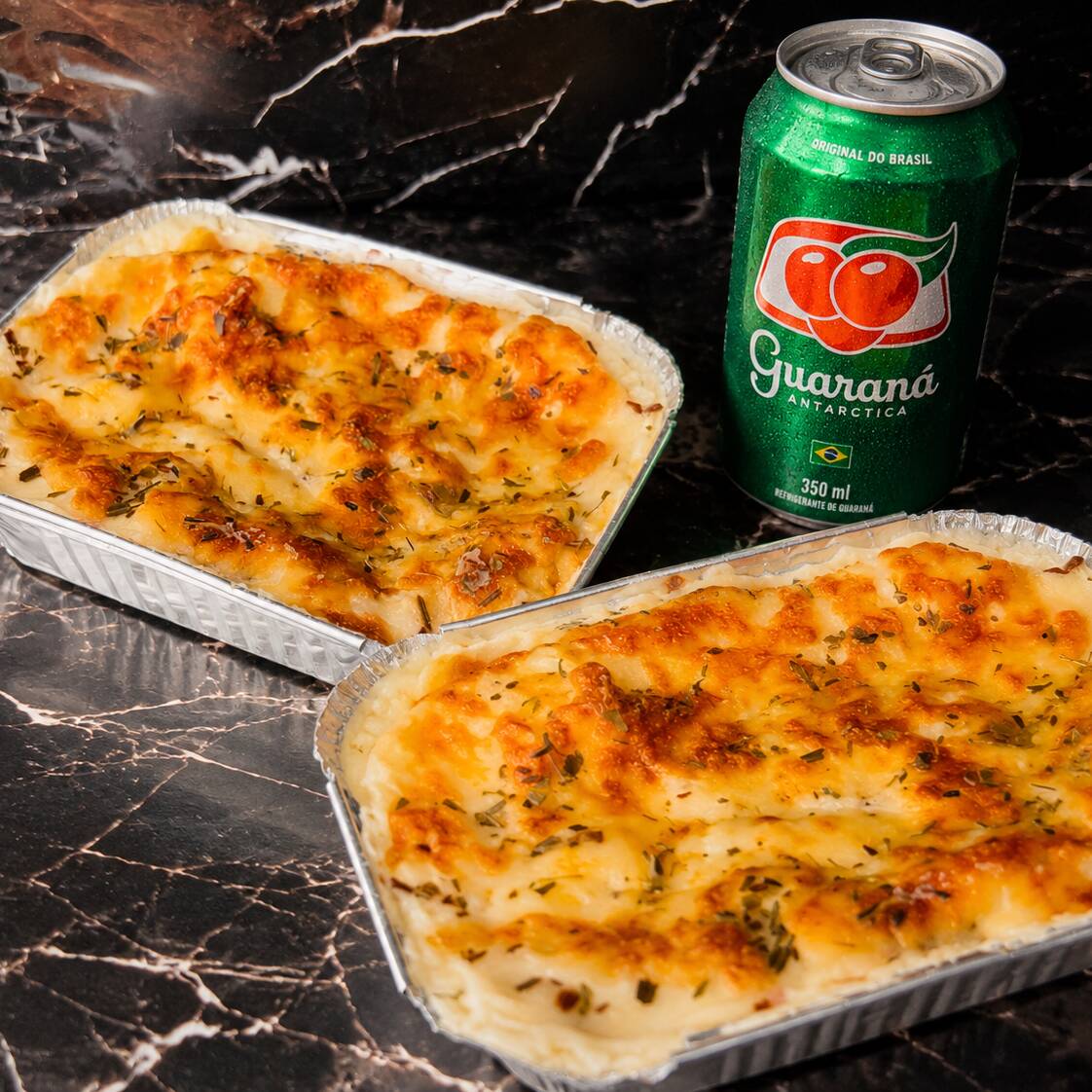 Combo Família – 2 Lasanhas Bolonhesa 500g + Guaraná Antarctica 🍝🥤
Perfeito para compartilhar! São 2 lasanhas bolonhesa de 500g, preparadas com molho bolonhesa artesanal, carne selecionada, camadas de massa, muito queijo e um gratinado irresistível. Acompanha 1 Guaraná Antarctica geladinho para completar a refeição.
Uma combinação deliciosa, com sabor de comida caseira, ideal para dividir com quem você gosta. Aproveite e peça já!