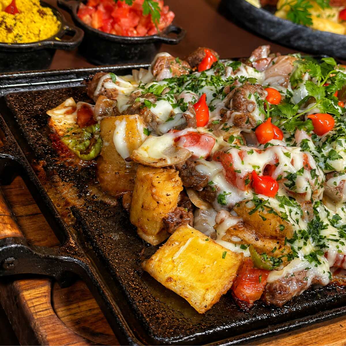Carne de Sol Na Manteiga Do Sertão, Macia e Suculenta, Com Mandioca Amanteigada, Cebola Dourada, Queijo Derretido e Tomate Fresco. Um Clássico Que Conquista No Primeiro Garfo! Peça Agora!