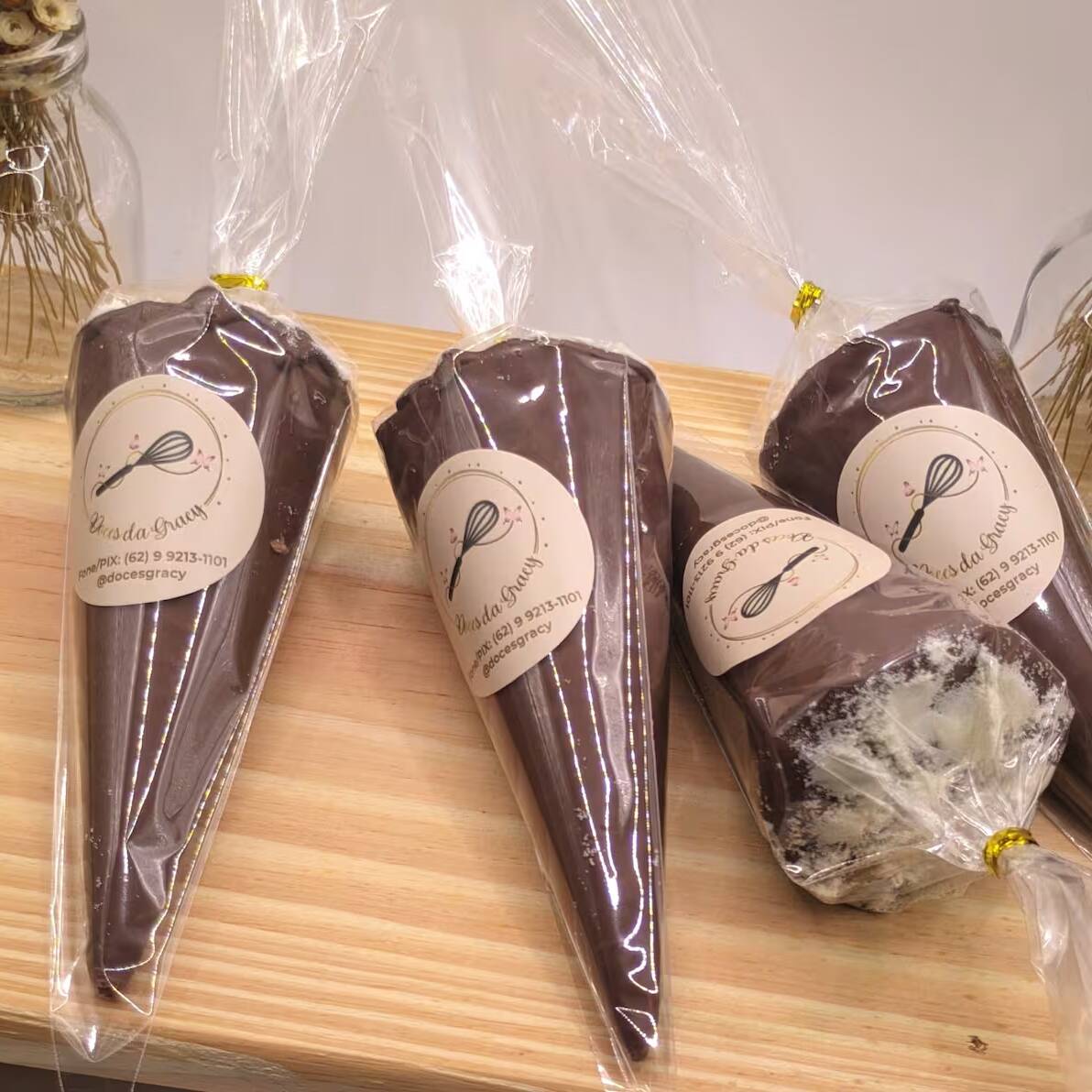 Uma explosão de sabor e crocância! Casquinha crocante recheada com um cremoso brigadeiro trufado de chocolate ao leite, finalizado com uma generosa camada de creme de Ovomaltine e pedacinhos crocantes por cima. Uma combinação perfeita para quem ama chocolate com um toque especial!
