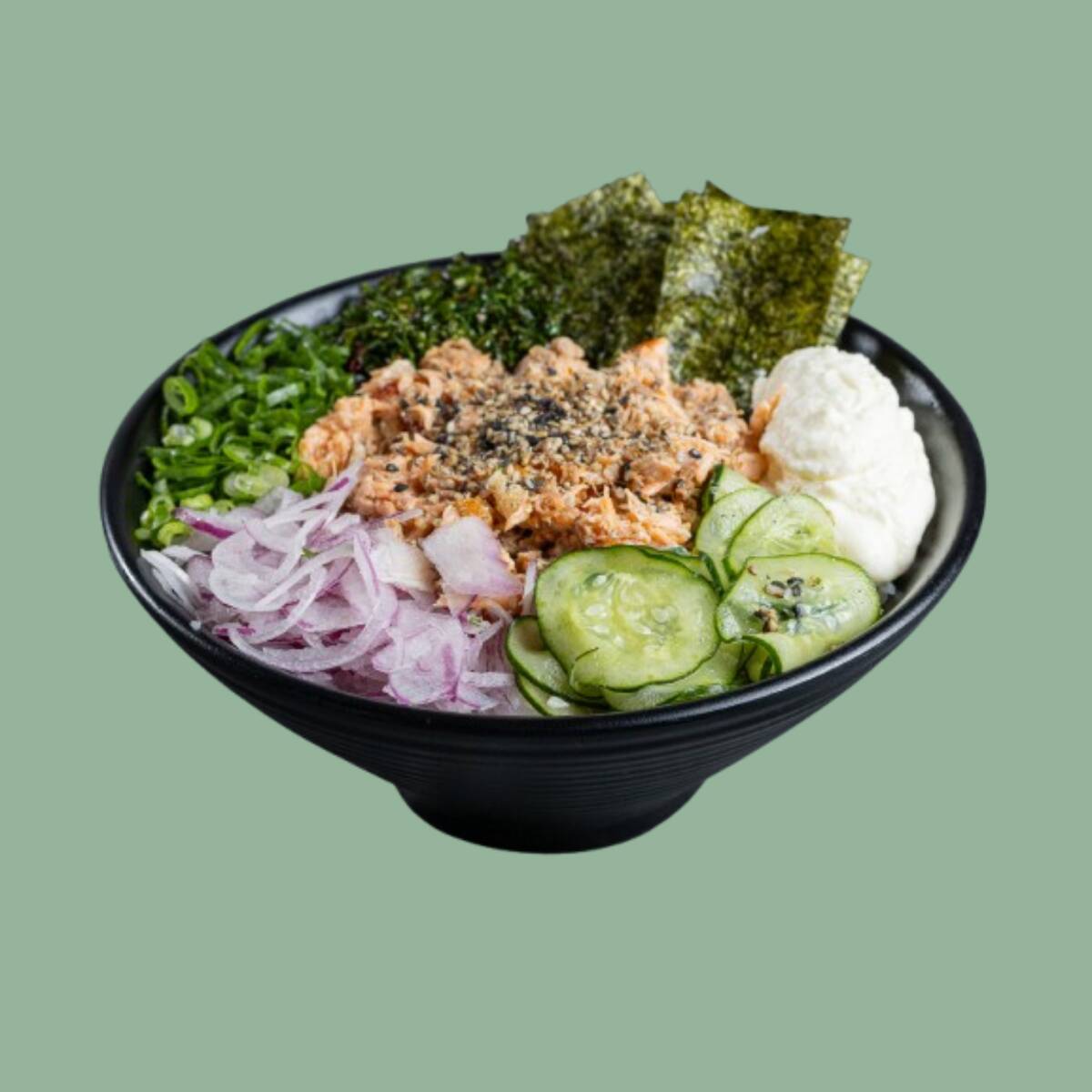 Salmão grelhado, couve crispy cebola roxa, sunomono, nori, cebolinha, cream cheese e mix de gergelim. Base de shari (arroz japones temperado)