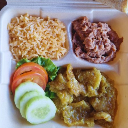 Platillo de Chicharrón en Salsa V Arroz y Frijoles
