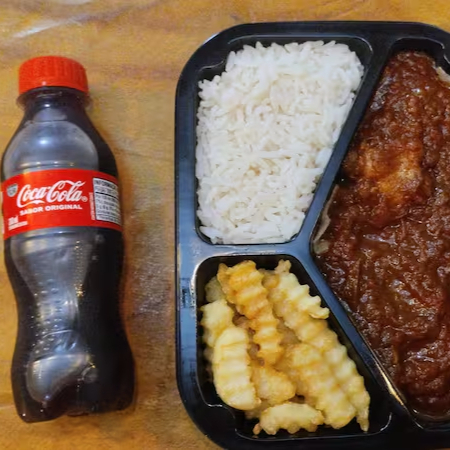 Marmita executiva Iscas de Frango à Parmegiana com molho caseiro, acompanha arroz , batata frita com corte especial e uma Coca-Cola geladinha de 200 ml.