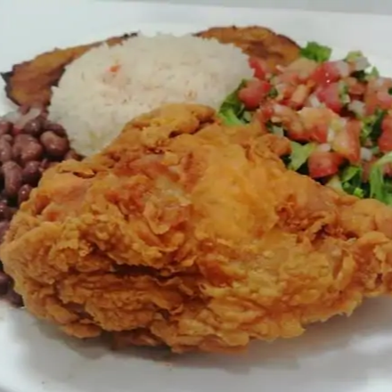 Casado con Pechuga de Pollo Frita
