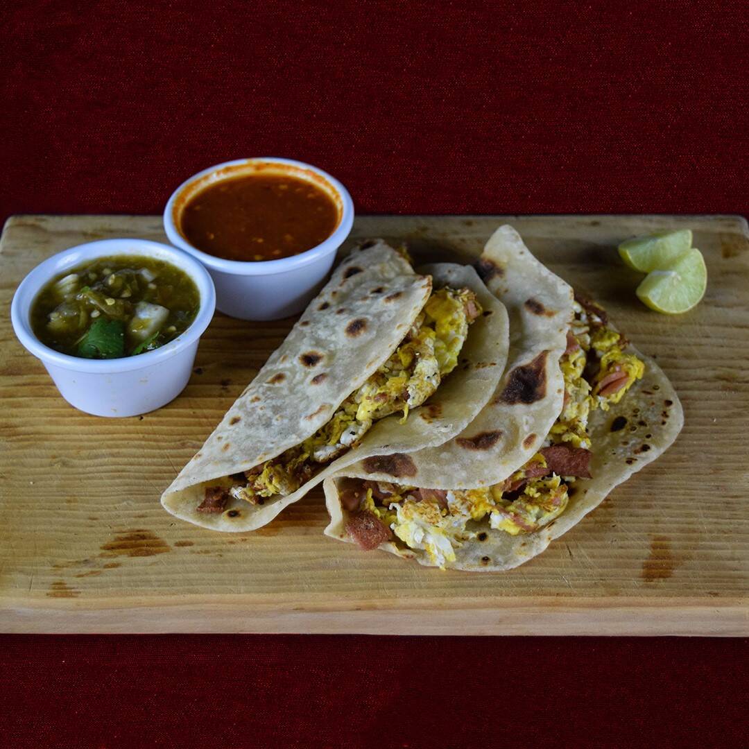 1 Taco de huevo + 1 Taco de Papas + Agua de Sabor.