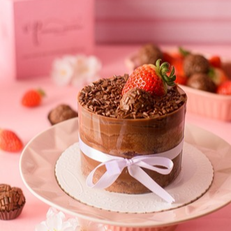 Massa de chocolate 50% bem úmida, recheio de brigadeiro puro decorado com brigadeiro e morango.
