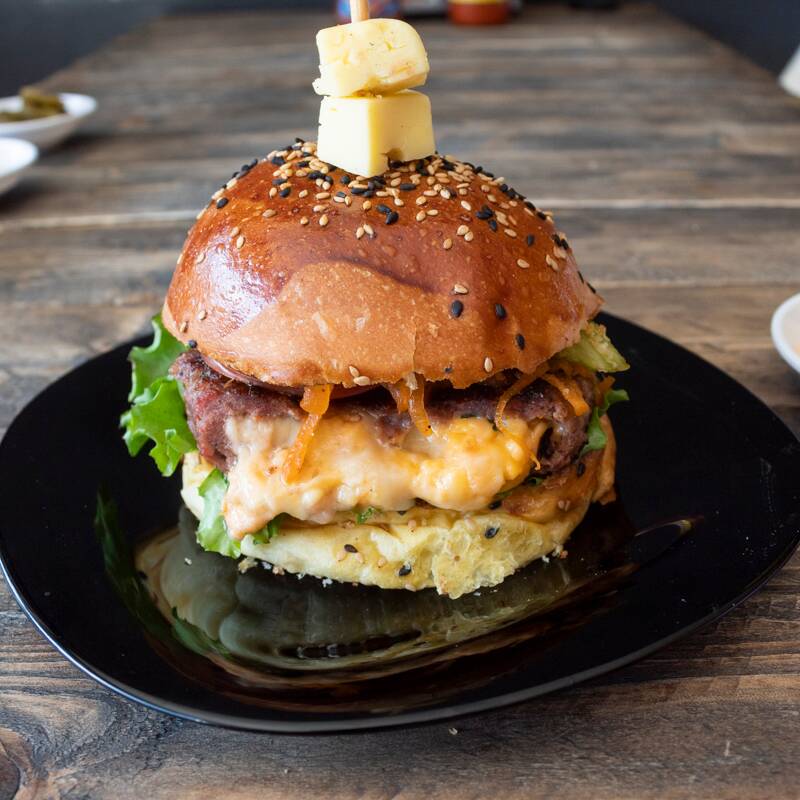 Hamburguesa de Carne Rellena de Tres Quesos