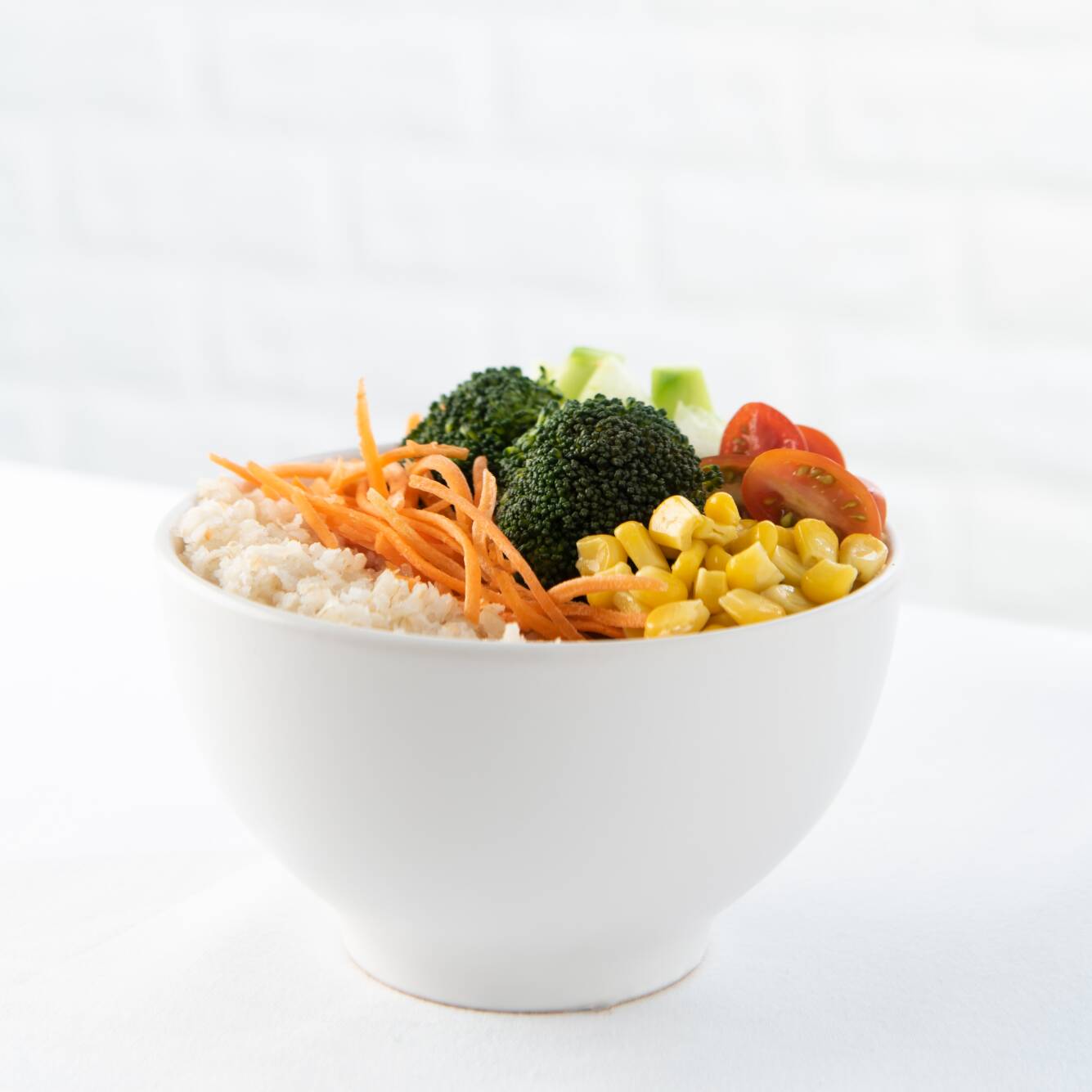 Bowl de pasta con vegetales frescos