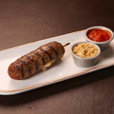 (Espetinho simples de kafta de carne com queijo 200g in natura com molho e farinha)