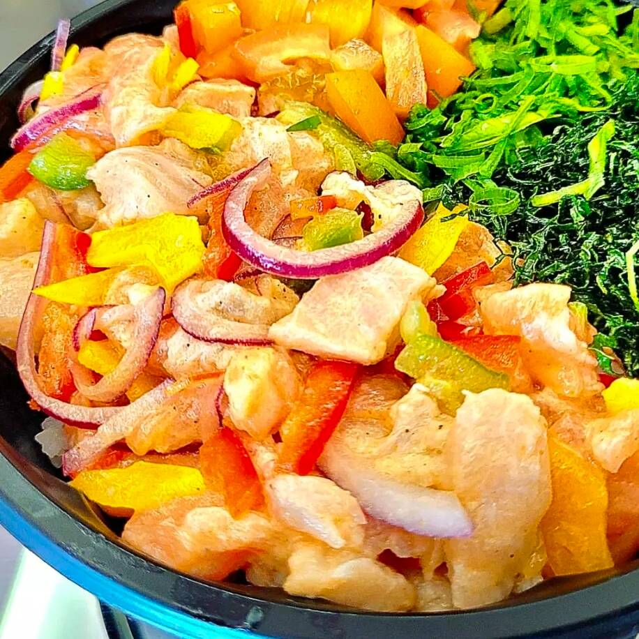 BASE DE ARROZ JAPONES MIX VER TOMATE CEREJA CEVICHE TRADICIONAL DE TILAPIA