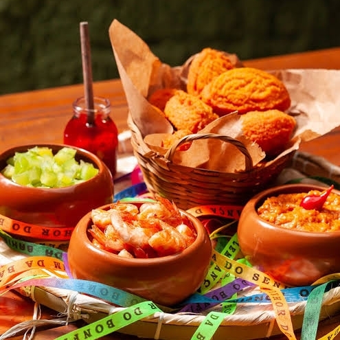 15 Mini Acarajés com Camarão Seco Defumado Porção de mini bolinhos de acarajé crocantes, bem recheados com camarão seco defumado. Acompanha vatapá, caruru e salada + refrigerante 1L. 👉 Sabor intenso e tradicional da Bahia!