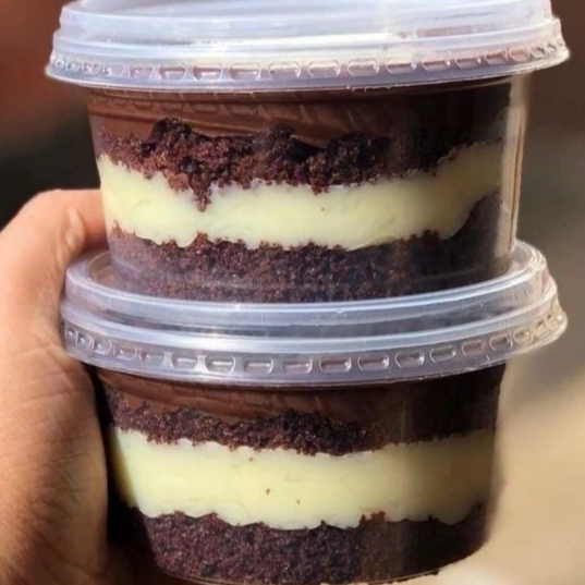 Um delicioso bolo de chocolate macio e molhadinho com um cremoso recheio de coco e doce na medida certa, finalizado com cobertura de brigadeiro e coco ralado..
Em média 250g