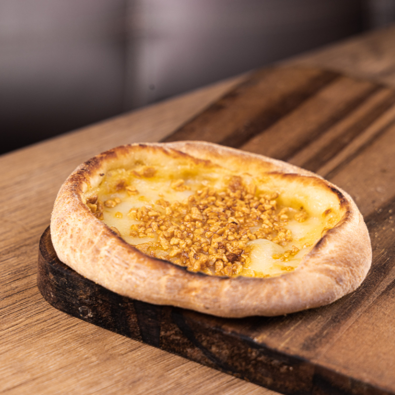 alho frito e mussarela.