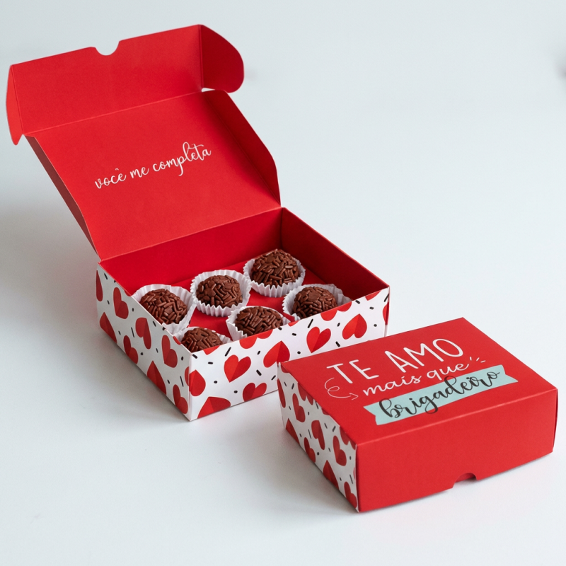 Com 6 irresistíveis brigadeiros em uma caixa personalizada escrito "Te Amo Mais Que Brigadeiros"