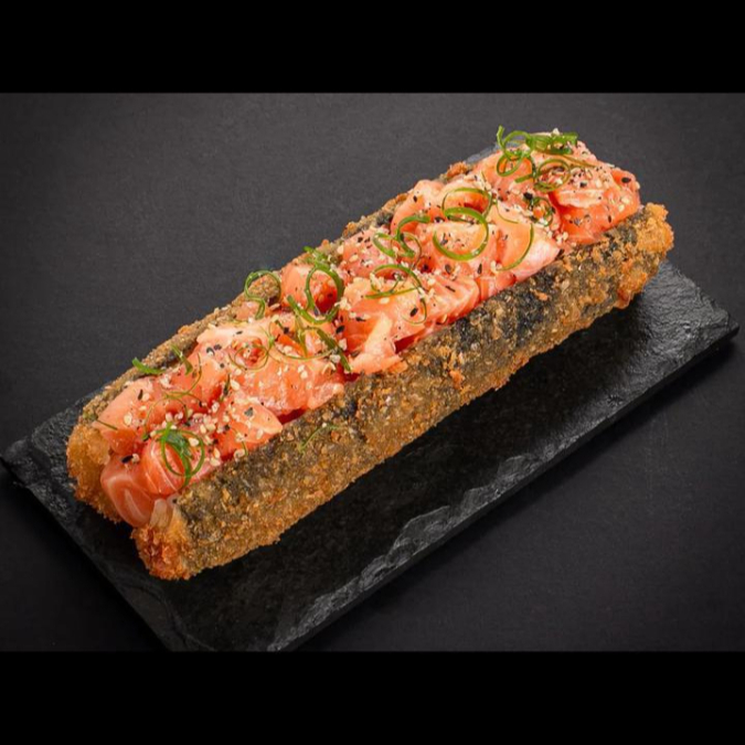 hot holl empanado feito com alga inteira,recheio de salmao com cream cheese ,cebolinha e tare