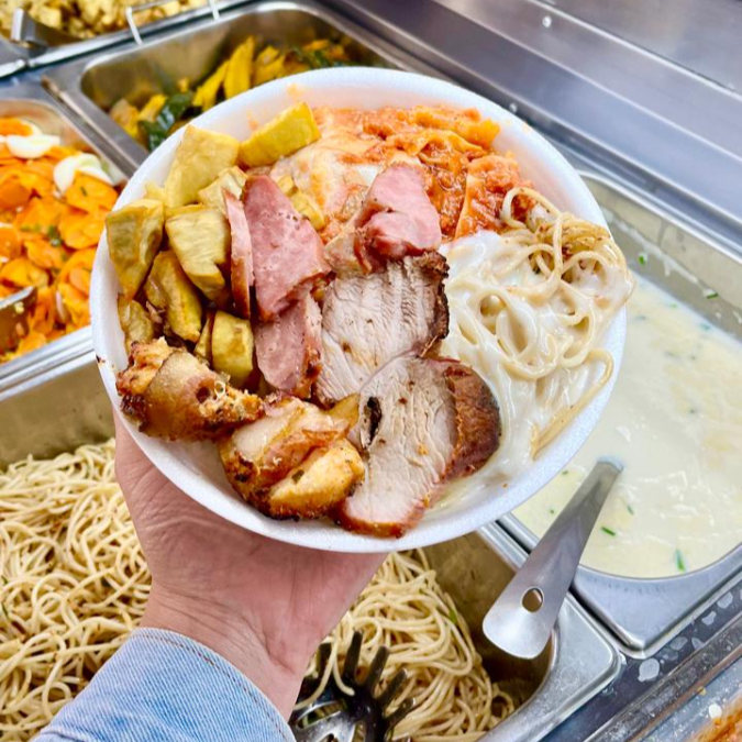 Arroz, feijão, 3 acompanhamentos + SALADA e 2 opções de carnes