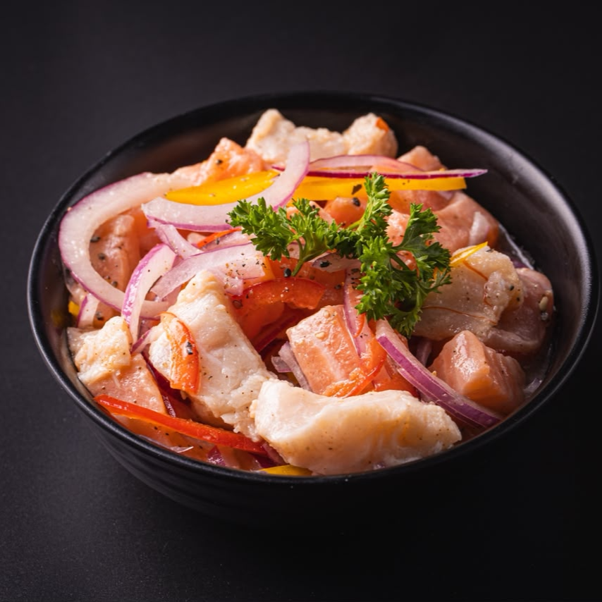 350g - Ceviche misto: deliciosas fatias de salmão fresco e tilápia marinadas com cebola roxa e os temperos especiais da casa, trazendo uma explosão de sabores frescos, cítricos e irresistíveis em cada garfada! 🍣✨🍋