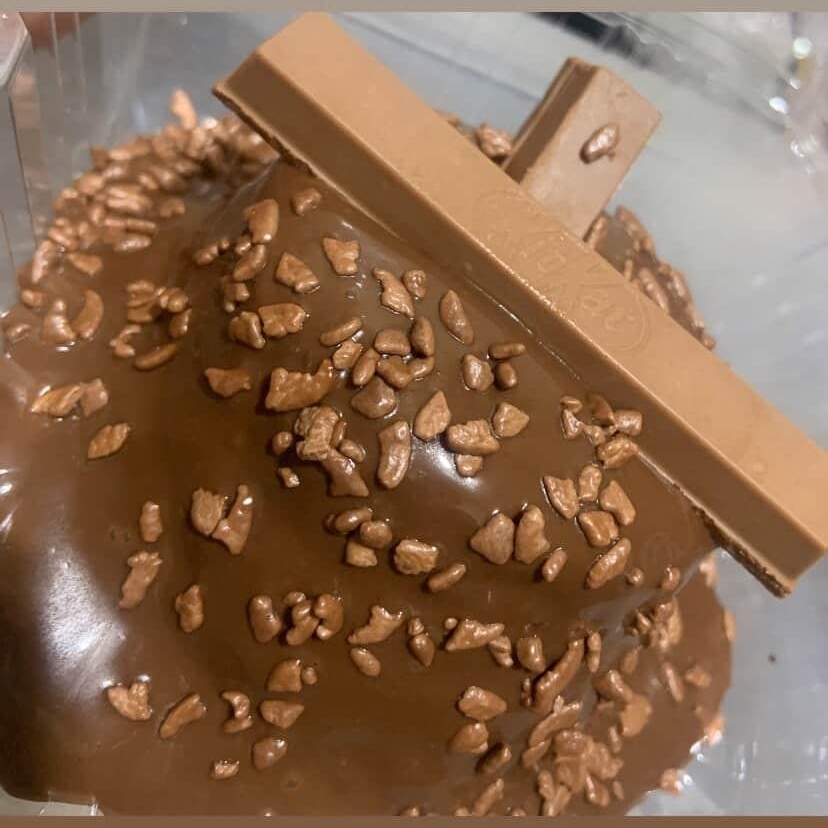 Massa de chocolate, recheio de brigadeiro belga trufado com granulados e Kitkat