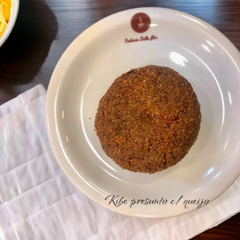 Kibe frito recheado com presunto e queijo derretido, uma explosão de sabor a cada mordida.