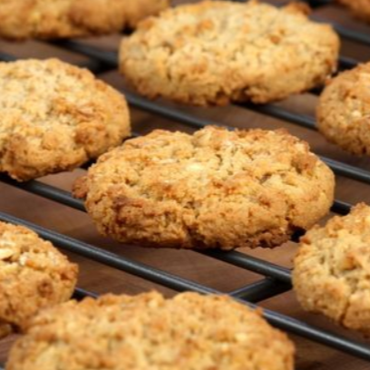 Cookie de banana com aveia. Contem aveia, nozes, coco ralado, açucar mascavo e farinha.