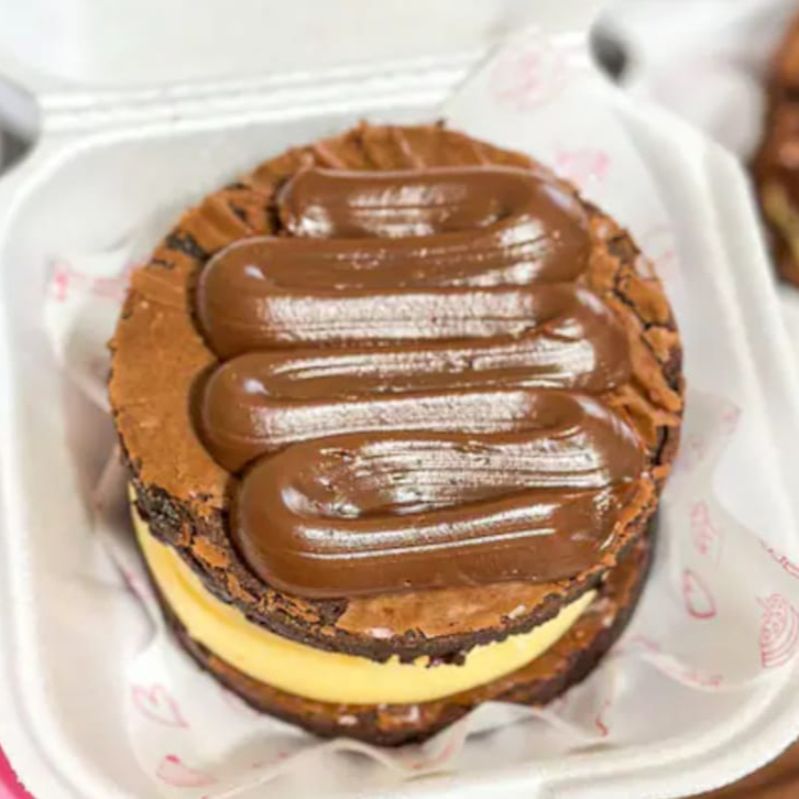 Brownie molhadinho, brigadeirode Ninho e brigadeiro de cacau 50%