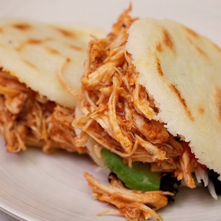 Arepa frita Pollo guisado