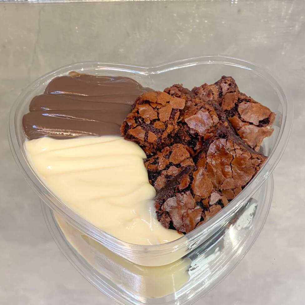 NÃO É ENVIADO QUENTE. Quadradinhos do nosso delicioso brownie artesanal acompanhados de brigadeiro cremoso ao leite e brigadeiro cremoso de Ninho. Uma combinação irresistível de sabores e texturas para adoçar seu momento especial. Peso aproximado: 300g.