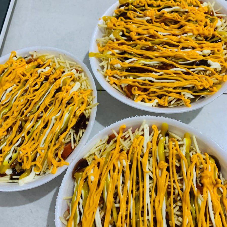 PÃO,PURÊ,4 SALSICHAS,VINAGRETE,KETCHUP,MAIONESE,MOSTARDA,BARBECUE,CHEDDAR