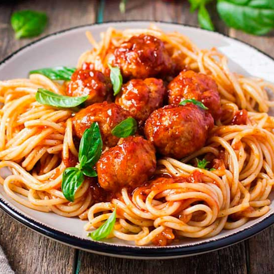 Macarrão com almôndegas suculentas de frango, e o nosso delicioso molho artesanal de tomates e manjerição fresco. Experimente adicionar queijo ralado e tenha uma experiência única de sabor!