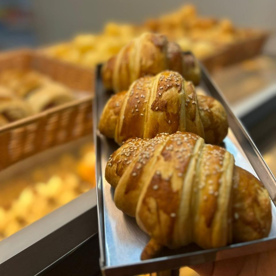 Baguete folhada, leve e crocante, recheada com presunto e mussarela derretida. Sabor irresistível, textura macia por dentro e aquela crocância que faz toda diferença!