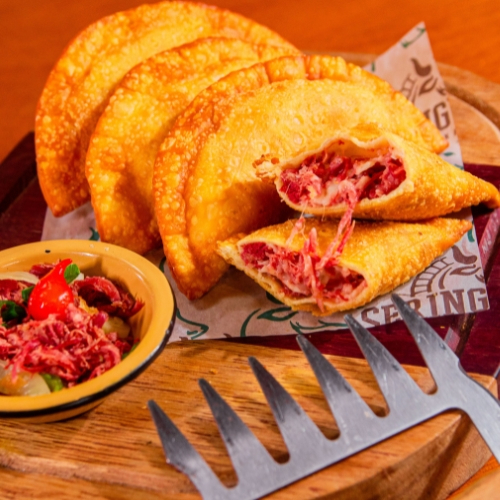 Pastéis de carne seca, requeijão cremoso e o sabor único do queijo coalho derretido.