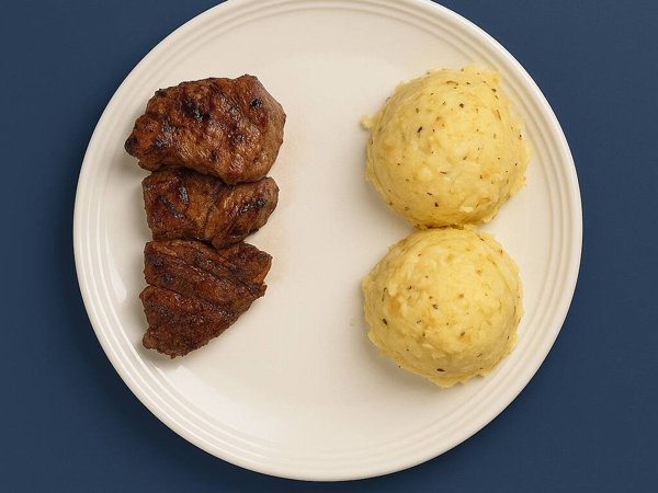 Cerca de 170g de escalopes de filet mignon grelhados com o acompanhamento de sua escolha