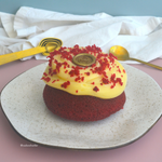 Mini vulcão com massa fofinha de red velvet, recheio de geleia de morango caseira e cobertura de brigadeiro branco bem cremoso. Perfeito para dividir ou comer sozinha(o) :) A Cake Shot não altera e/ou adiciona ingredientes aos produtos já formulados. Escrevemos bilhetes Apenas na compra do mesmo que está disponível no começo do cardápio. - 12cm - 350g Bolo vulcão - Mini bolo - Mini bolo vulcão - Bolo red velvet - Mini red velvet - Geleia de morango - Brigadeiro branco - Vulcão de red velvet - Mini vulcão de red velvet - Red velvet - Promoção - Entrega grátis