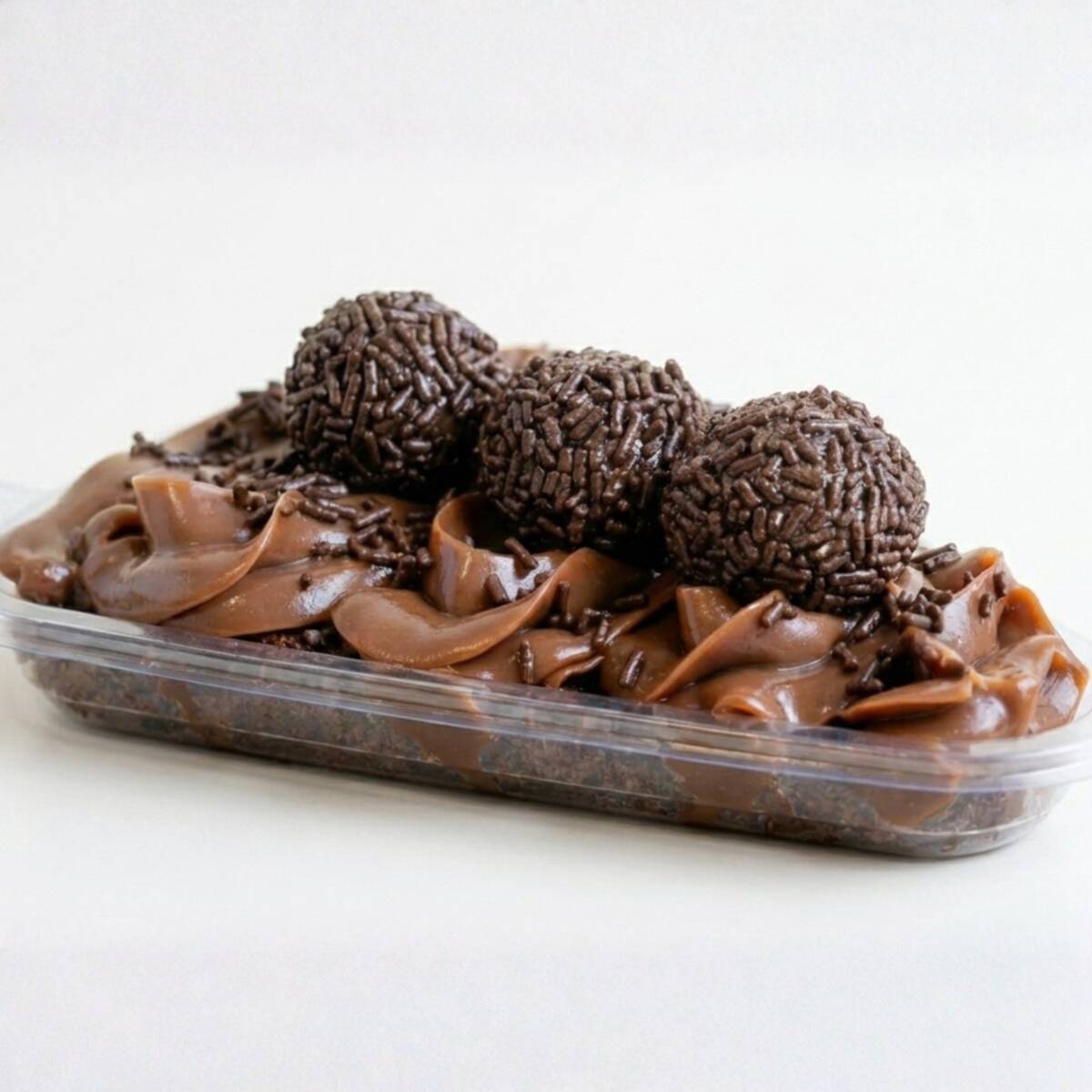 Dia difícil? A gente resolve! Juntamos um brownie super chocolatudo, muita cobertura e 3 brigadeiros gigantes em uma única sobremesa. É proibido sair triste depois de comer isso aqui. Aproximadamente 190 gramas. -----------------tags------------------- Entrega rápida, desconto, promoção, 0,99, 0800, off, cupom, barato, melhor preço, oferta, frete grátis, descontão, preço baixo,Doces, bolos, brigadeiro, docinhos, kit festa, aniversario, coco, bolo de pote, chocolate, morango, sobremesa, Nutella, copo da felicidade, pizza doce, brownie, confeitaria, doceria, gourmet, cake, bombom, piscina, ganache, caseiro, vovó, bento cake, vulcão, red velvet, trufas, banoffe, pudim, doce de leite, pão de mel, Oreo, Kit Kat, ferrero Rocher, cheese cake, tartelete, Ninho, cupcake, afogadinho, bolo, Ninho, brigadeirão, mini, cascão, gourmet, cone, dois amores, Salgadinhos, salgados,kibe, frango, coxinha, camarão, pastel, frito, sequinho, bolinho, bauru, empada, esfirra, petiscos, pizza, empadão