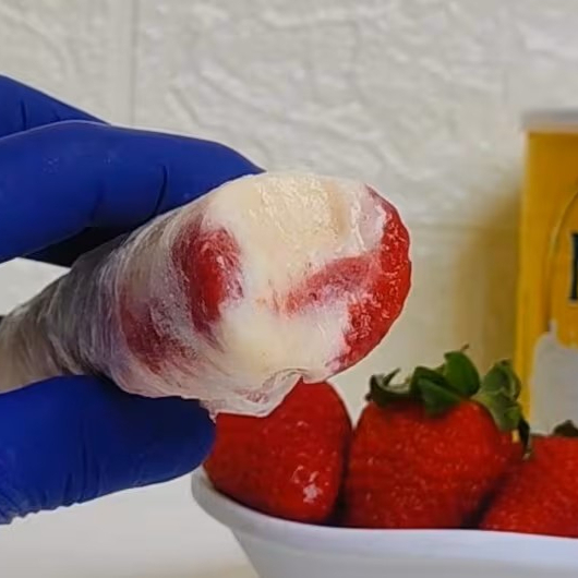 Geladito de leite em pó com geleia de morango, suave, doce e refrescante. Um clássico gelado que derrete na boca.