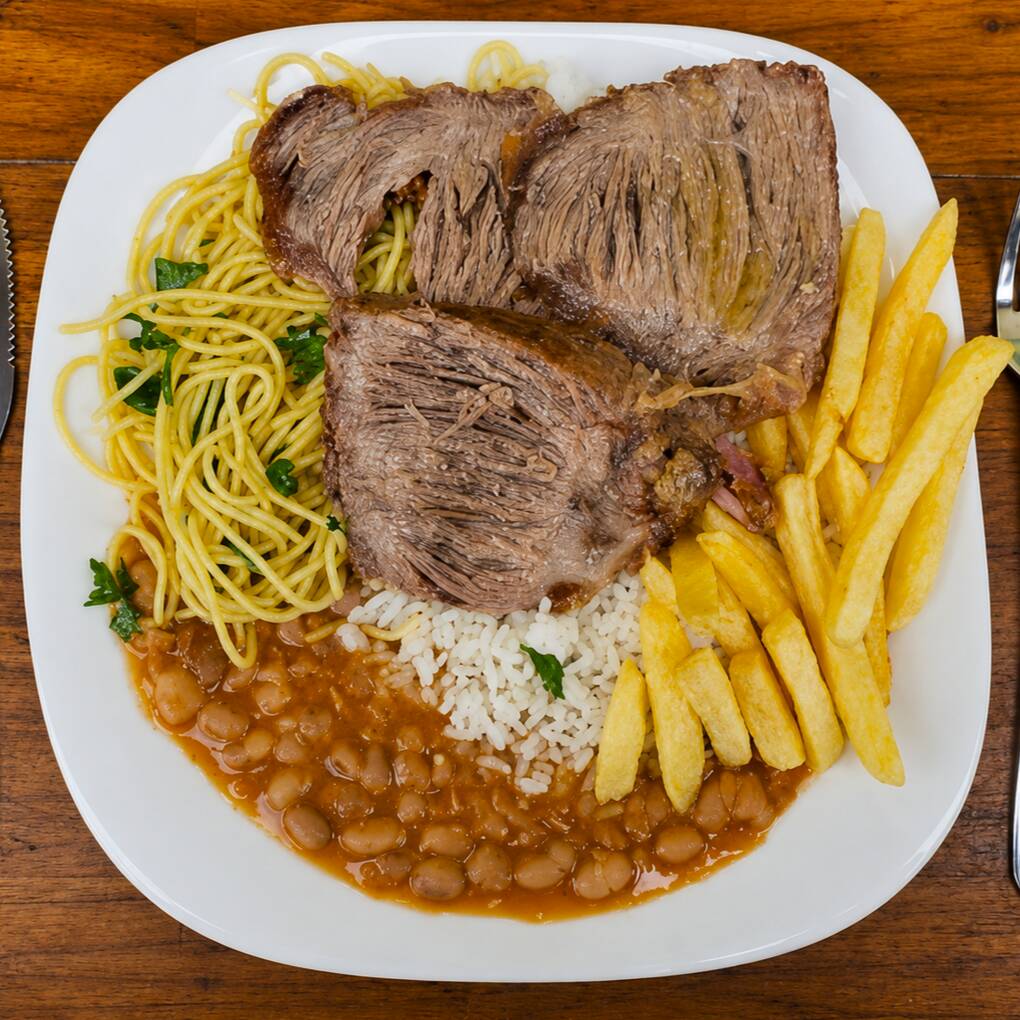 Cupim assado no bafo com arroz, feijão, macarrão e batata frita.