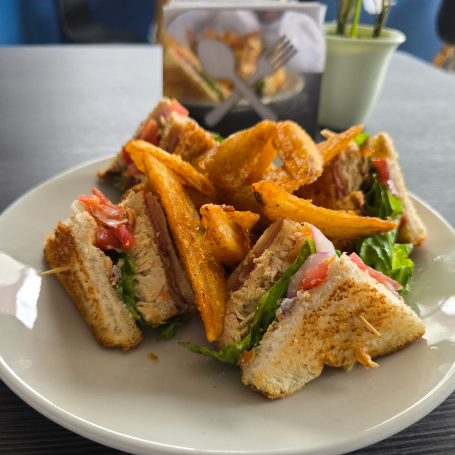 COMBO CLUB SANDWICH MÁS AGUA DE SABOR