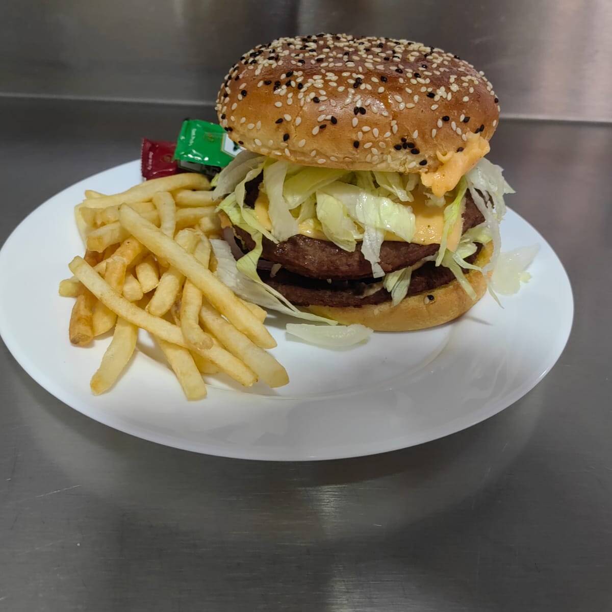 Hamburguesa de Res doble, con Papas a la Francesa