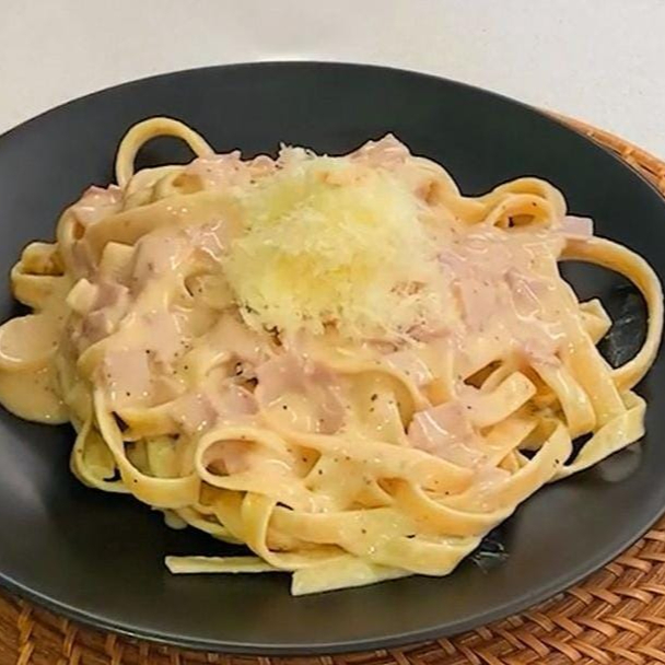 Pasta a Lo Alfredo con 6 Palitos al Ajo