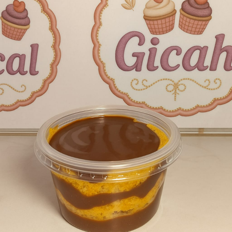 uma saborosa cobertura de brigadeiro numa deliciosa massa de cenoura leve e macia !