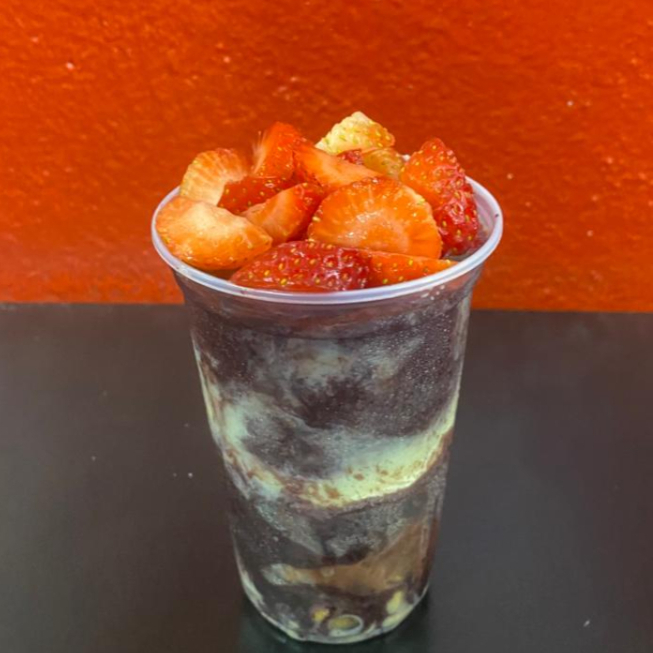 Açaí Cremoso (Vários Tamanhos) O clássico que nunca falha! 💜 Nosso Açaí Cremoso é feito para quem ama a textura perfeita: nem tão firme, nem tão derretido, apenas no ponto ideal de refrescância. É o sabor autêntico do açaí, servido com aquele carinho que você já conhece. Personalize seu copo: Escolha seus acompanhamentos favoritos e monte a combinação que mais combina com o seu dia. Disponível nos tamanhos 300ml, 440ml, 550ml e 770ml para matar qualquer tamanho de fome! 🍧✨
