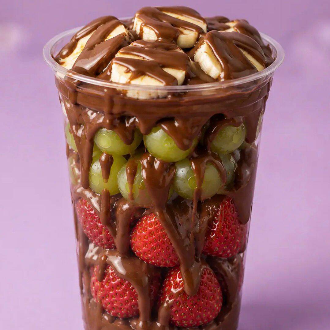 Fondue no copo para você aproveitar o melhor sabor com morango, uva, banana e chocolate derretido de chocolate ao leite.