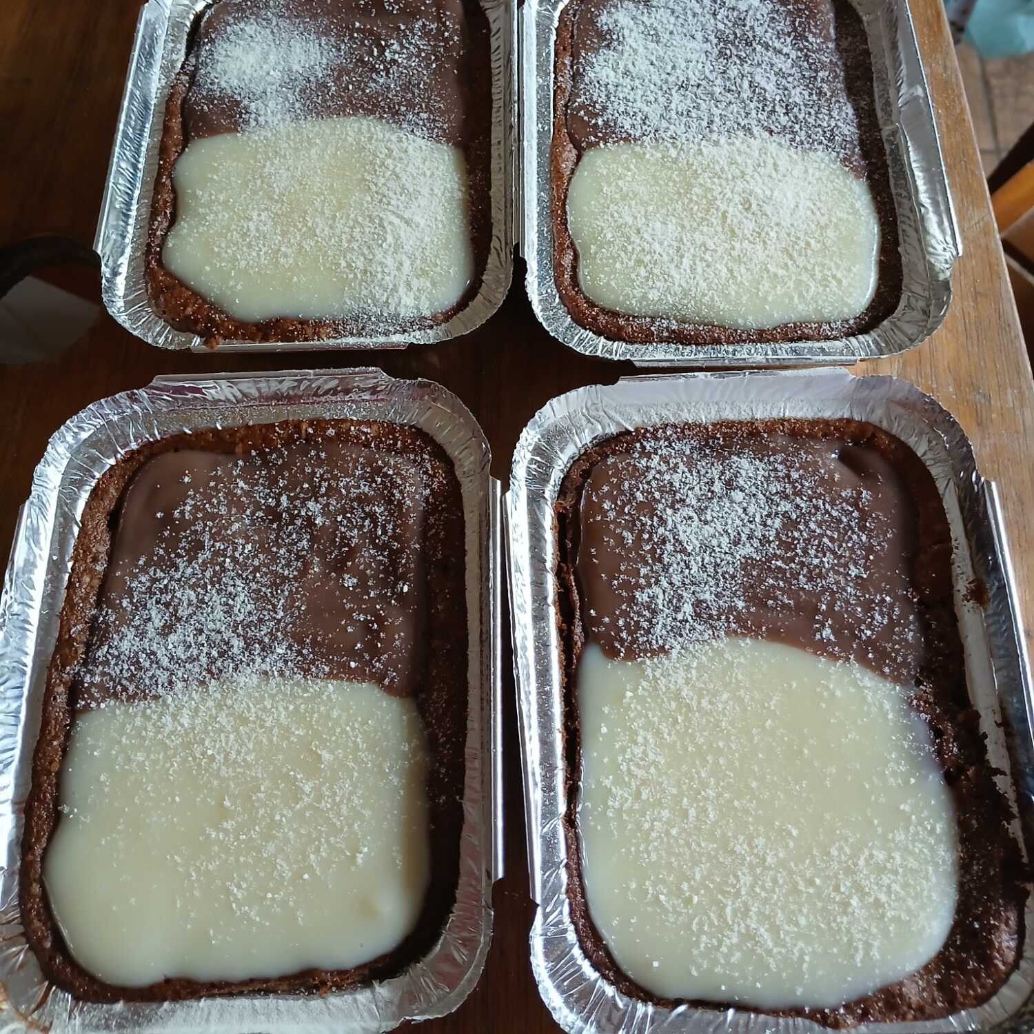 Bolo caseiro massa de chocolate, recheio de bem casado (leite ninho e brigadeiro)