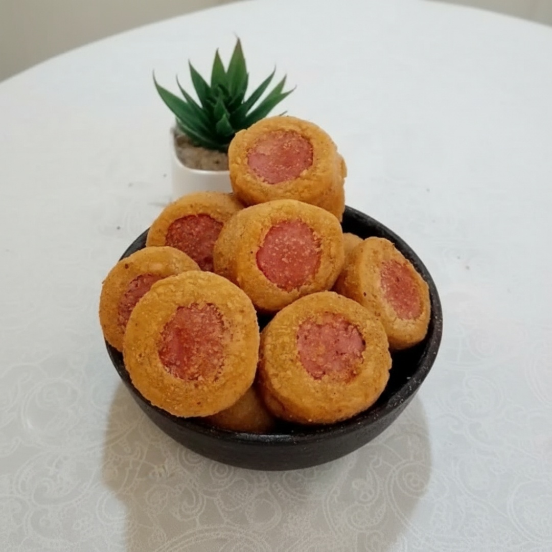 Este delicioso mix de salgadinhos inclui 25 unidades (aproximadamente 20g cada), perfeitamente preparadas para lhe proporcionar uma experiência gastronômica inesquecível. Os sabores são variados e irresistíveis: temos a tradicional e suculenta coxinha de frango, o enroladinho de salsicha que é uma delícia, a almofadinha recheada com queijo e presunto de dar água na boca, o kibe crocante e saboroso, o enroladinho de carne que é uma explosão de sabor, o enroladinho de calabresa que vai surpreender seu paladar e a irresistível bolinha de queijo. Uma verdadeira festa de sabores em um só prato!