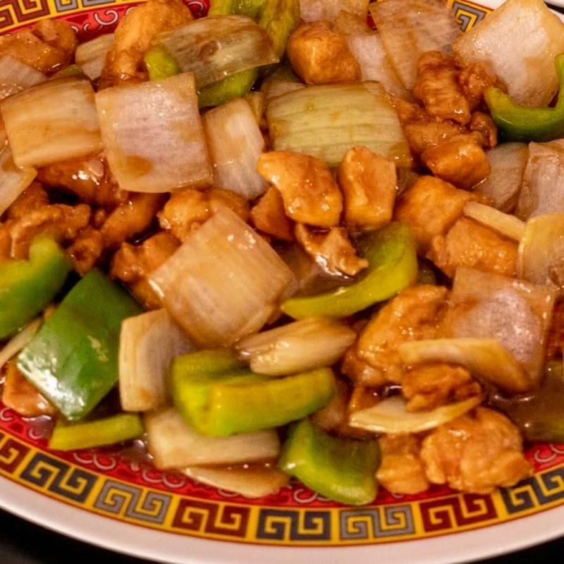 Cubos de peito de frango com cebola, pimentão e champignon ao missô.