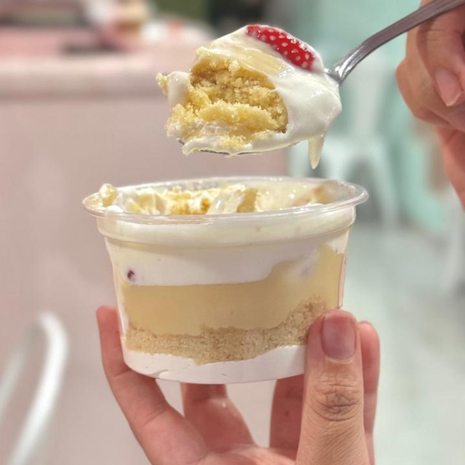 Mousse de Ninho, creme de Ninho, massa branca e morango. (250ml)